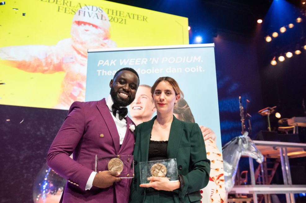 Prijswinnaars Louis d’Or (Emmanuel Ohene Boafo) en Theo d’Or (Naomi Velissariou) - foto Anna van Kooij 